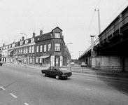 857278 Gezicht in de Schutstraat te Utrecht, vanaf de Amsterdamsestraatweg, met rechts het spoorviaduct en links de ...